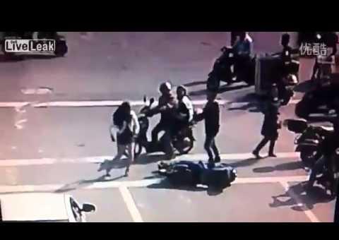 Mulher é agredida na China após batida de moto